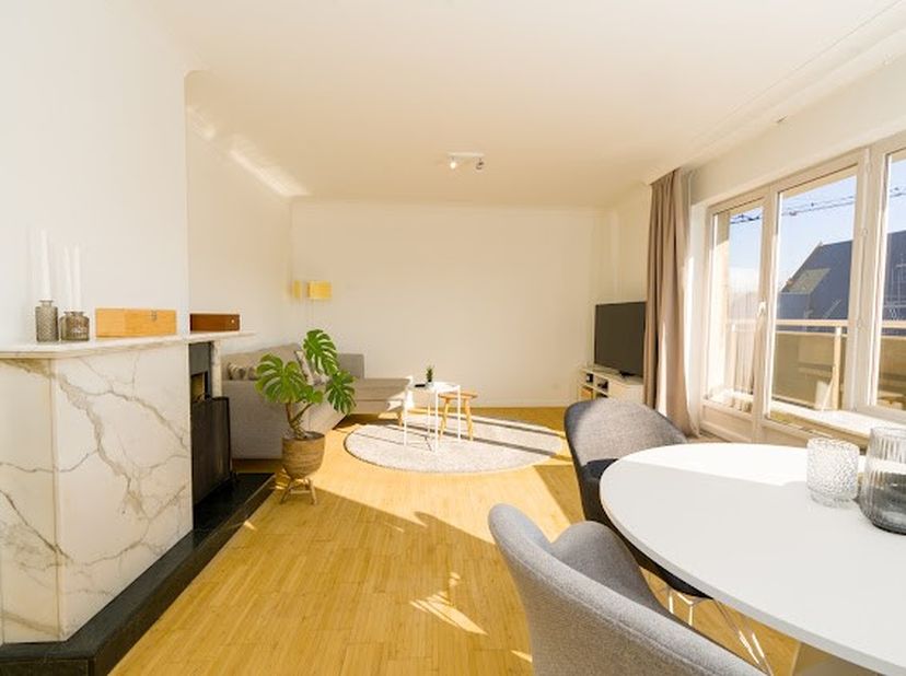 Dit mooie, volledig gerenoveerde hoekappartement van 63 vierkante meter biedt een ideale combinatie van modern comfort en gezelligheid. Het appartemen