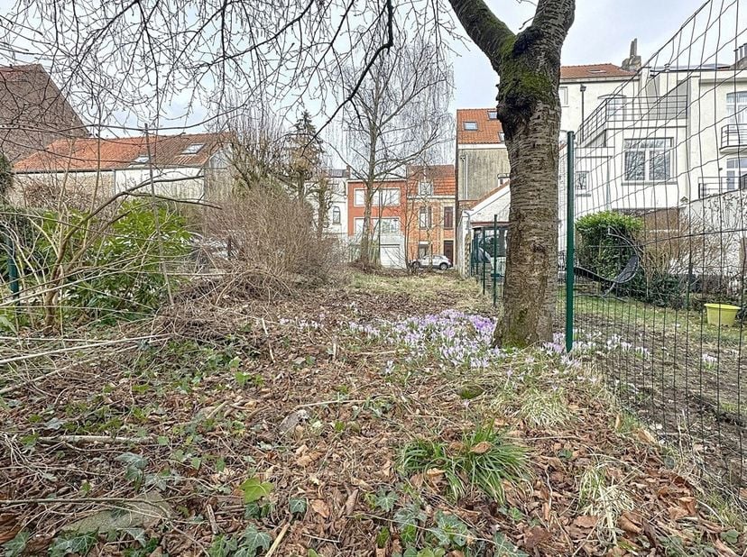 Dans un quartier prisé à proximité de toutes les facilités, dans une rue calme à sens unique, terrain à bâtire de 1a 80ca avec plans et permis d&#039;urban