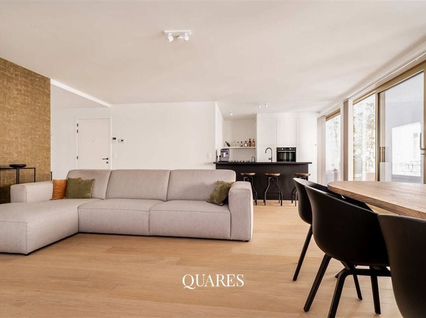 Dit luxueuze appartement bevindt zich op de eerste verdieping in de jonge residentie &quot;De Gouden Bol&quot; in het hart van de stad. De Gouden Bol is een voo