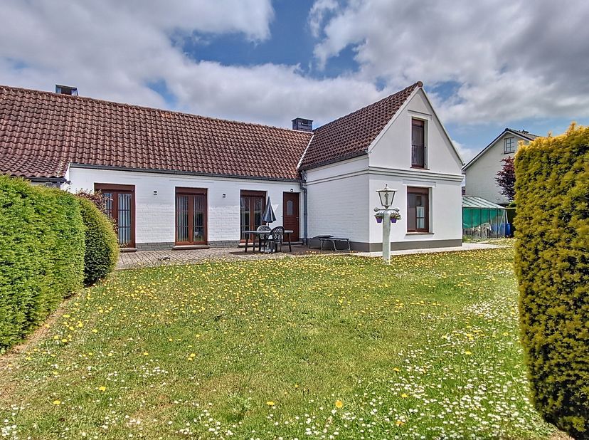 Cette villa est idéalement située à Nivelles, à quelques minutes de la gare et du centre-ville. Implantée dans un clos calme et recherché, elle offre