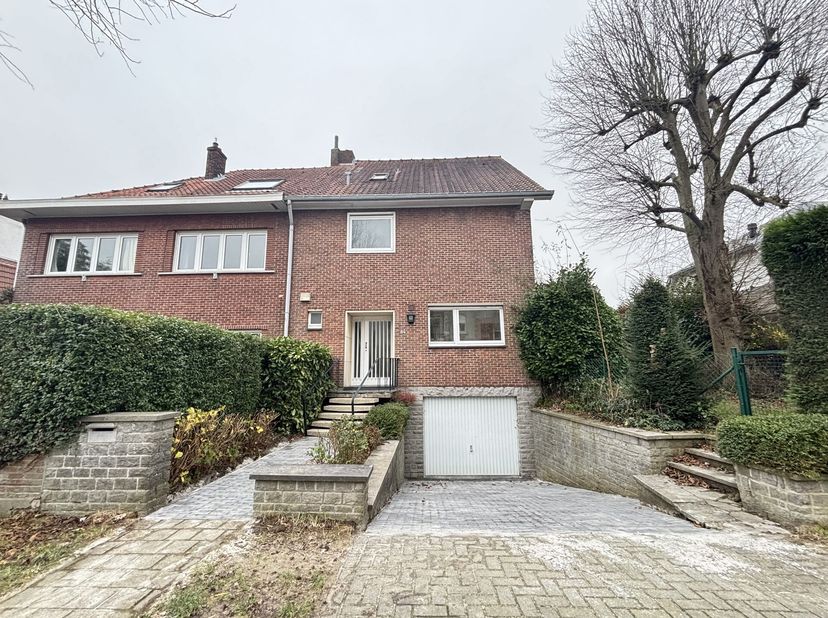 WEZEMBEEK-OPPEM, à proximité de Stockel et de ses nombreuses facilités et commerces. Superbe MAISON (5ch/ 1bur/2sdb/douche) 3 façades de 230m² avec ja