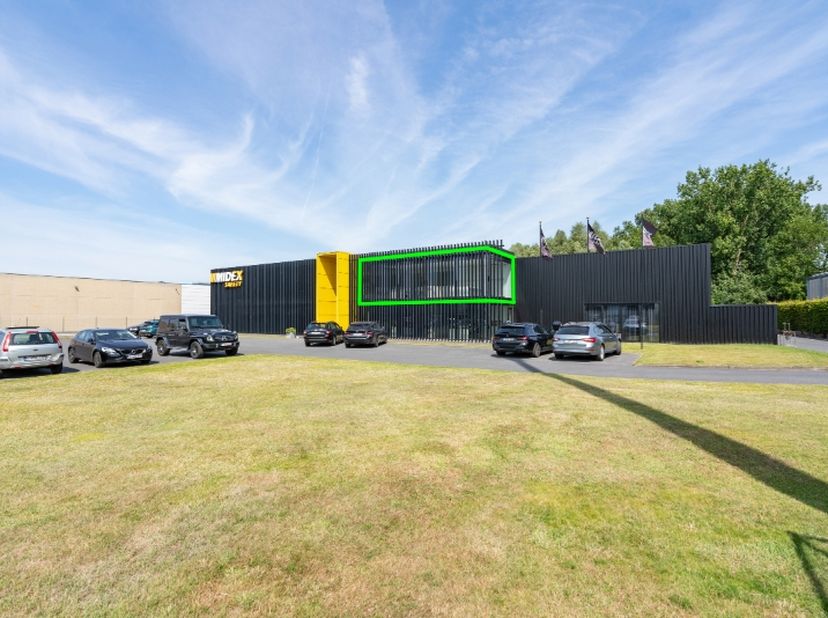 Instapklare kantoorruimte van 70m² te huur langs de Populierstraat te Roeselare. &lt;br /&gt;
Zeer lichtrijk en geschikt voor een team van 4-6 personen. Vlo