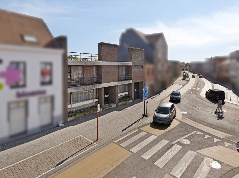 [[ DIT PAND NEEMT DEEL AAN DE ERA OPEN HUIZEN DAG OP 14/6 VAN 13:00 TOT 14:00 ]] In het bruisende hart van Mol ontdek je deze voormalige dokterswoning