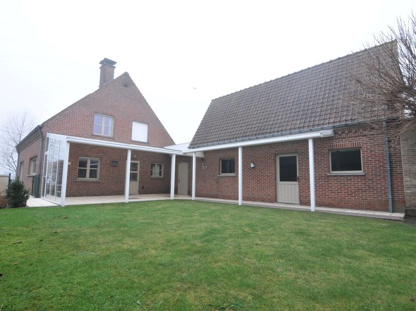 Ruime en verzorgde woning gelegen op een rustige locatie in Sint-Eloois-Vijve.&lt;br /&gt;
Via de inkomhal komen we terecht in de living voorzien van een ge