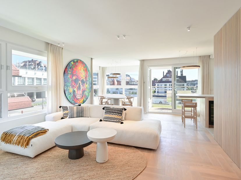 Cet appartement magnifique est situé dans une résidence de villa et offre une vue panoramique sur La Réserve et le Casino.&lt;br /&gt;
En entrant, nous nous