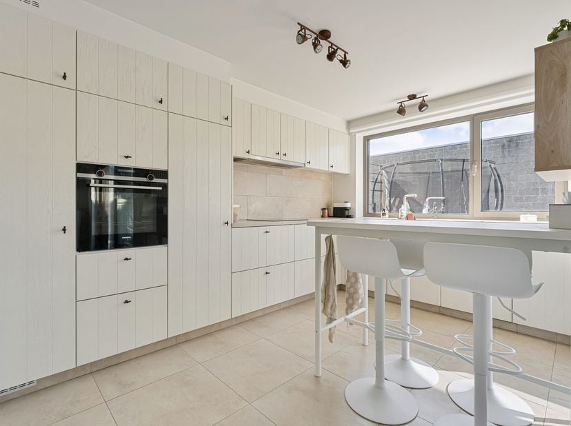 Moderne en energiezuinige woning met 4 slaapkamers en ondergrondse garage te koop in Lauwe!&lt;br /&gt;
Bij het binnenkomen verwelkomt de inkomhal je met ee