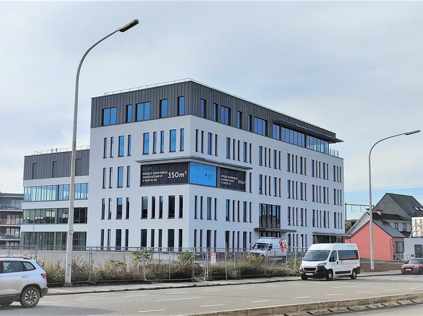 Aux portes de Namur - Jambes&lt;br /&gt;
872 m² de bureaux à aménager, dans un immeuble neuf de dernière génération - modernes aéré et lumineux&lt;br /&gt;
SITUAT