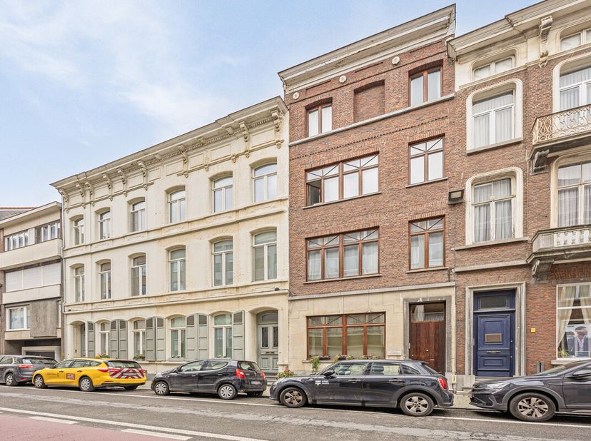 Cet immeuble de bureaux commerciaux à louer à Malines, situé dans la confortable Hoogstraat, offre une superficie totale de 1134 m². L&#039;établissement b