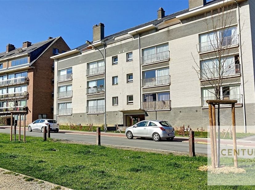 Century 21 Immo Dewaele est ravi de vous présenter ce magnifique appartement de 93m² entièrement rénové. Idéalement situé à moins de 10&#039; à pied de la