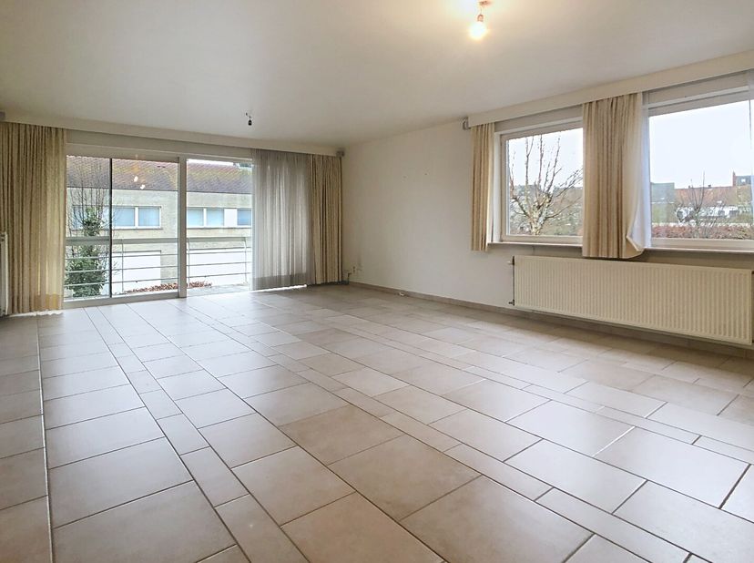Dit zeer lichtrijk appartement bevindt zich in een rustige residentie, op wandelafstand van het centrum van Staden en direct aan het E. Dermautpark. H