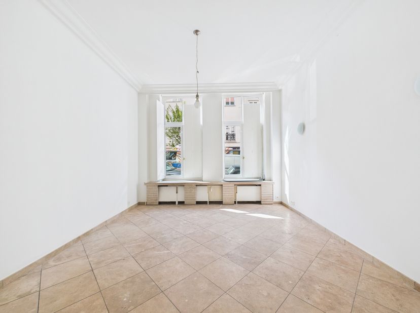 Saint- Gilles - Chaussée de Charleroi / Place Stéphanie | Studio entièrement rénové&lt;br /&gt;
Le studio se compose d&#039;un hall d&#039;entrée avec placard de rang