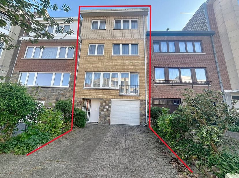 Op een steenworp afstand van de Japanse school - Prachtige woning met 4 slaapkamers en +/-50 m² tuin. Ontdek in een eenrichtingsstraat, in absolute ru