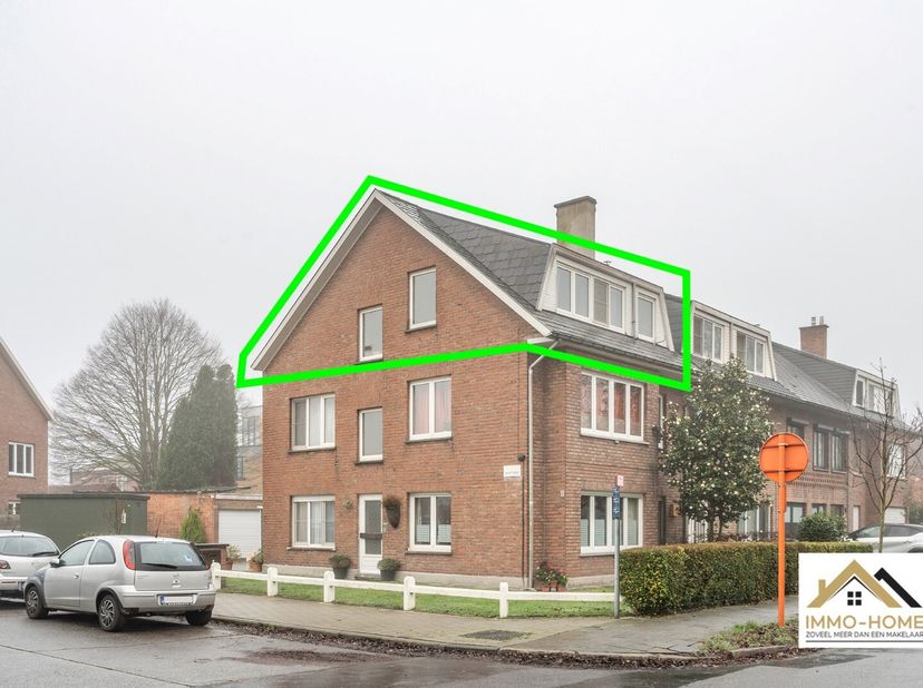 Dit grotendeels gerenoveerde appartement bevindt zich op de bovenste verdieping van het gebouw. Je bereikt het via de mooie gemeenschappelijke traphal