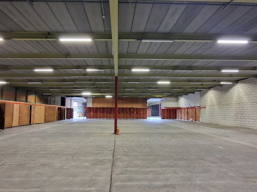 Ideaal gelegen op het kruispunt van de BRU RING en A12In Strombeek.Entrepot 1:  van 4850 m2.VH circa 4,5 m.Veel buitenterrein en rangeerruimte. Kantoo