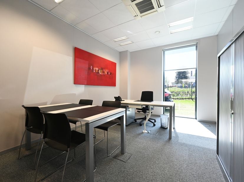 Business Center Adequat biedt een volledig ingerichte kantoorruimte van 18 m² aan, gunstig gelegen langs de Brusselsesteenweg in Melle. Dankzij de nab