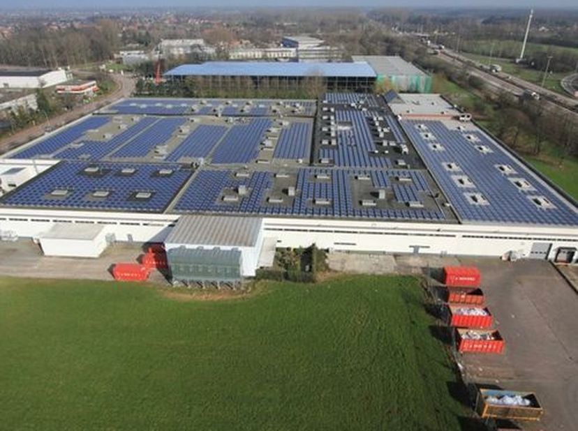 Fantastisch gelegen magazijn van 417 m² met 471 m² kantoren te huur op amper 1,6 km van de op- en afrit 24 &#039;Turnhout-Centrum&#039; van de E34.&lt;br /&gt;
&lt;br /&gt;