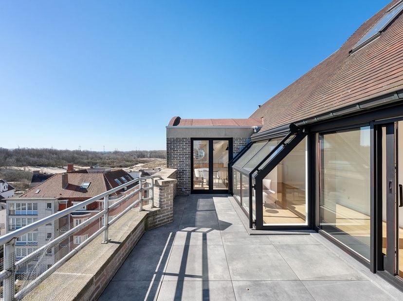 Dit vernieuwd duplex appartement beschikt over volgende indeling:&lt;br /&gt;
een lichtrijke woonkamer die toegang biedt tot een prachtig zonneterras met ee