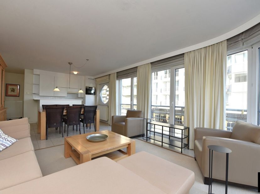 Gezellig gemeubeld 2-slaapkamerappartement aan het Albertstrand in Knokke.&lt;br /&gt;
Het appartement biedt een open keuken, een badkamer met ligbad, een a