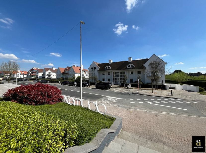Ruime en goed bereikbare garagebox in de residentie Bartavelle, gelegen in de Kustlaan ter hoogte van De Wielingen [Het Zoute].&lt;br /&gt;
De garagebox is