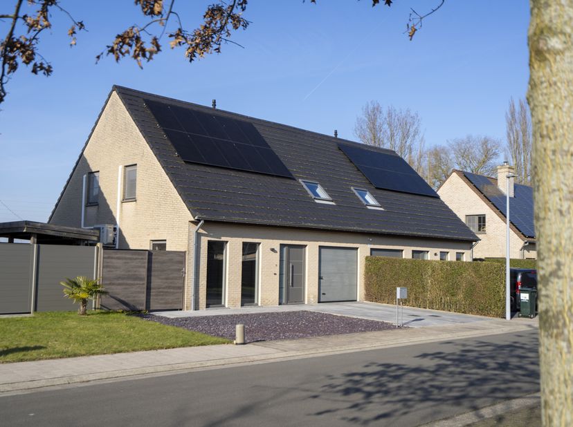In een gezellige en verkeersluwe buurt van Zwevegem, vinden we deze recente woning (2011) terug. Gelegen in de Remi Deprezstraat 11, een aangename en