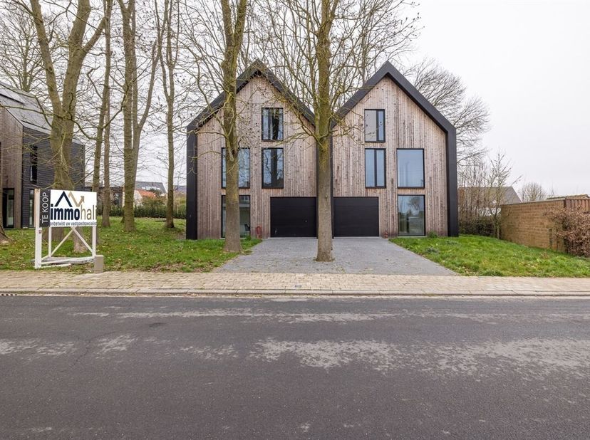 Deze moderne, energiezuinige nieuwbouwwoning biedt alles wat je zoekt voor comfortabel en toekomstgericht wonen. Grote glaspartijen zorgen voor een ov