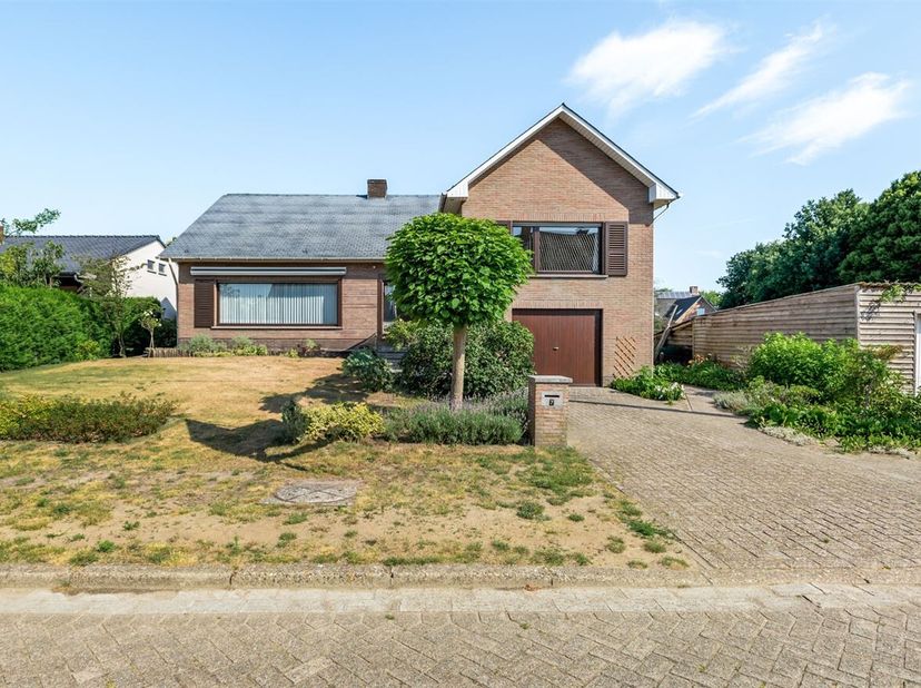 Goed onderhouden woning, split-level-type op loopafstand van het centrum met 1.095 m² grond. Eveneens voorzien van een zeer goed onderhouden tuin ! &lt;b