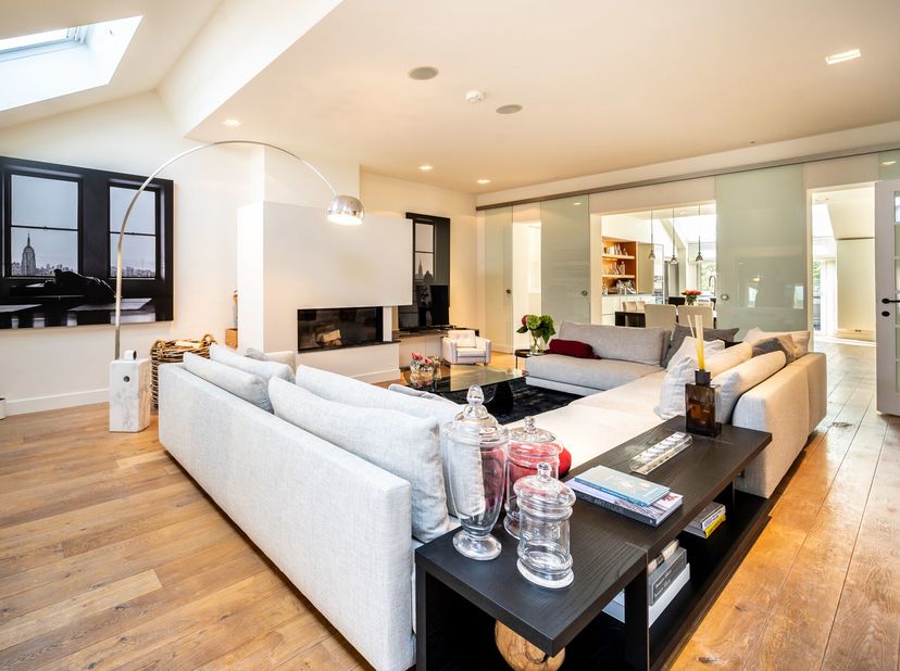 Dit duplex penthouse ligt vlakbij het Stéphanieplein in de Louizawijk en niet ver van het Terkamerenbos. Het heeft een bruto vloeroppervlakte van circ