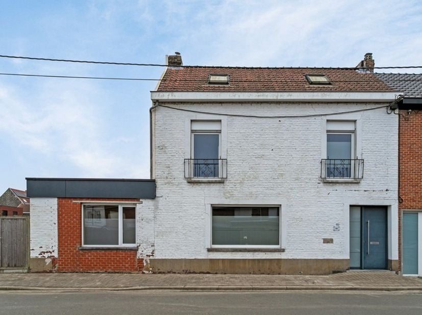 BIEDEN VANAF 199.000 EURO!&lt;br /&gt;
&lt;br /&gt;
Deze instapklare woning bevindt zich vlakbij allerlei belangrijke invalswegen, is centraal gelegen en nabij al
