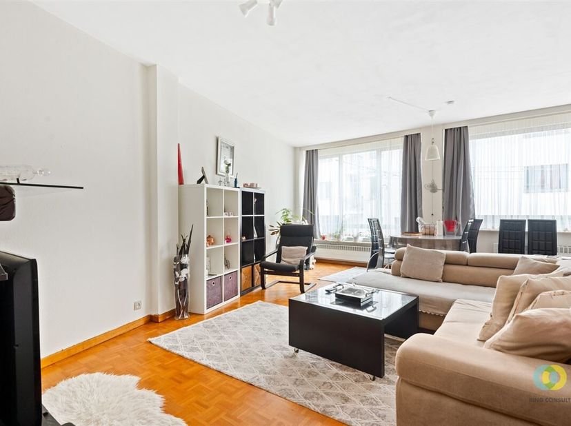 **SOUS OPTION**Dans le centre de Neder-Over-Heembeek, à proximité de la rue commerçante et très bien desservi par les transports en commun, vous trouv