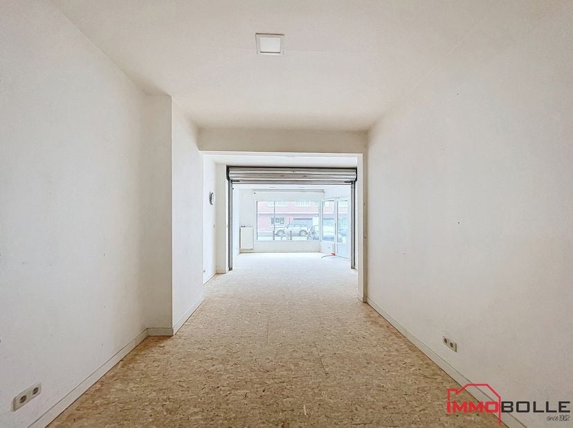 Quartier Transvaal, à proximité du métro Herrmann-Debroux et de toutes les facilités, rez-de-chaussée commercial de +/- 86m² à louer pour 1.500euro/mo