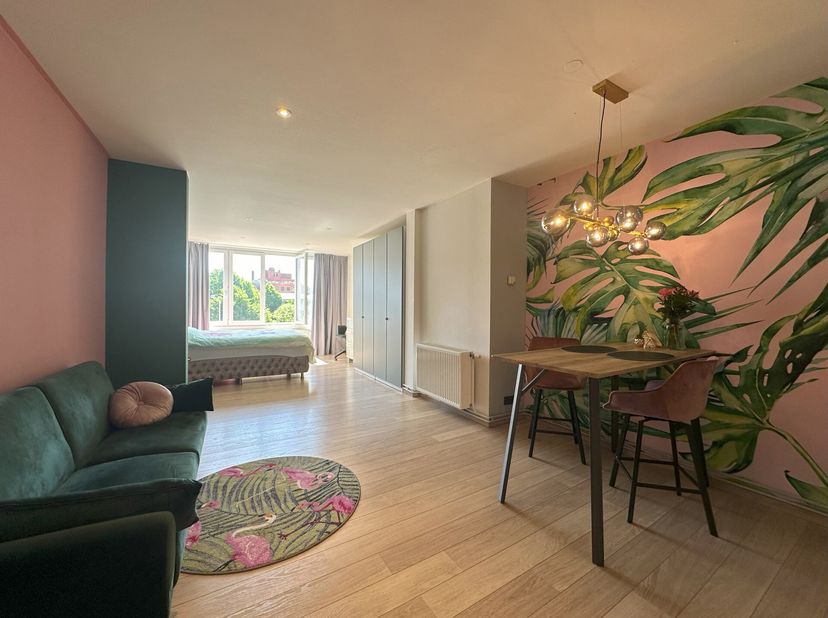 De verschillende ruimtes in dit appartement vloeien mooi in elkaar over. Het slaapgedeelte bevindt zich aan de voorkant en is voorzien van een royaal
