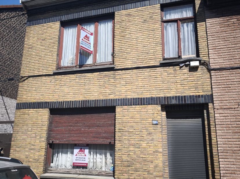 À VENDRE - Marchienne-au-Pont&lt;br /&gt;
Ensemble de deux maisons à rénover, avec accès carrossable latéral menant à un entrepôt de 70 m², garage et jardin
