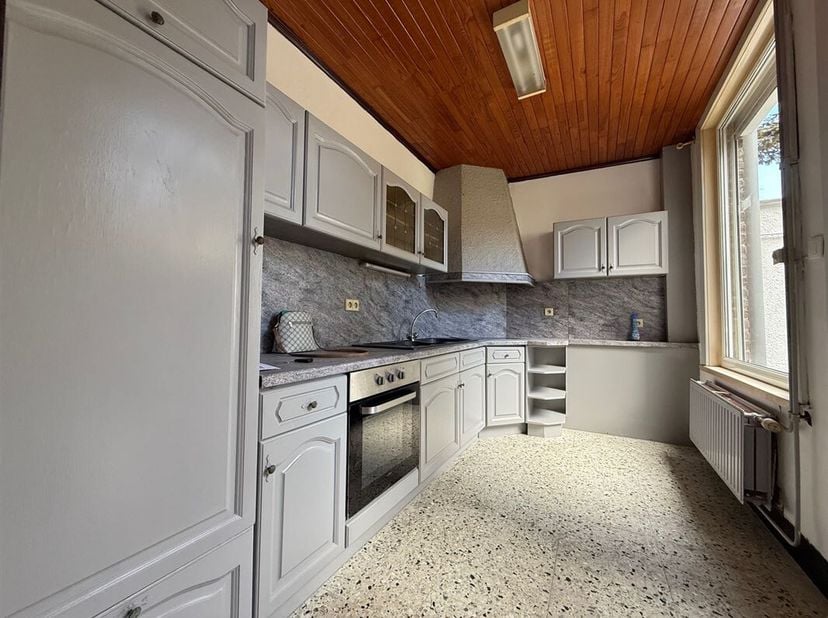Goede twee-onder-een-kapwoning met binnenplaats gelegen in een kleine straat in Antoing.&lt;br /&gt;
Deze woning biedt ongeveer 105,50 m² bewoonbare oppervl