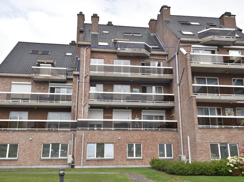 Ligging:Dit ruime en lichtrijke appartement bevindt zich op een uitstekende locatie, vlakbij winkels, openbaar vervoer en het treinstation van Sint-Ni