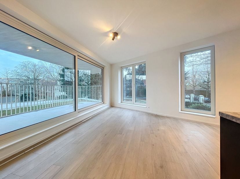 BEZOEK AANVRAGEN ENKEL VIA DE WEBSITE IMMODAVINCI.BE&lt;br /&gt;
Ligging:&lt;br /&gt;
Dit net opgeleverd 2 slaapkamer BEN appartement is gelegen aan de Achillis M