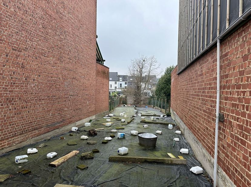 Deze gunstig gelegen bouwgrond heeft een breedte van +- 6 meter en is ongeveel 40 meter diep, geschikt voor het bouwen van een gesloten bebouwing. De