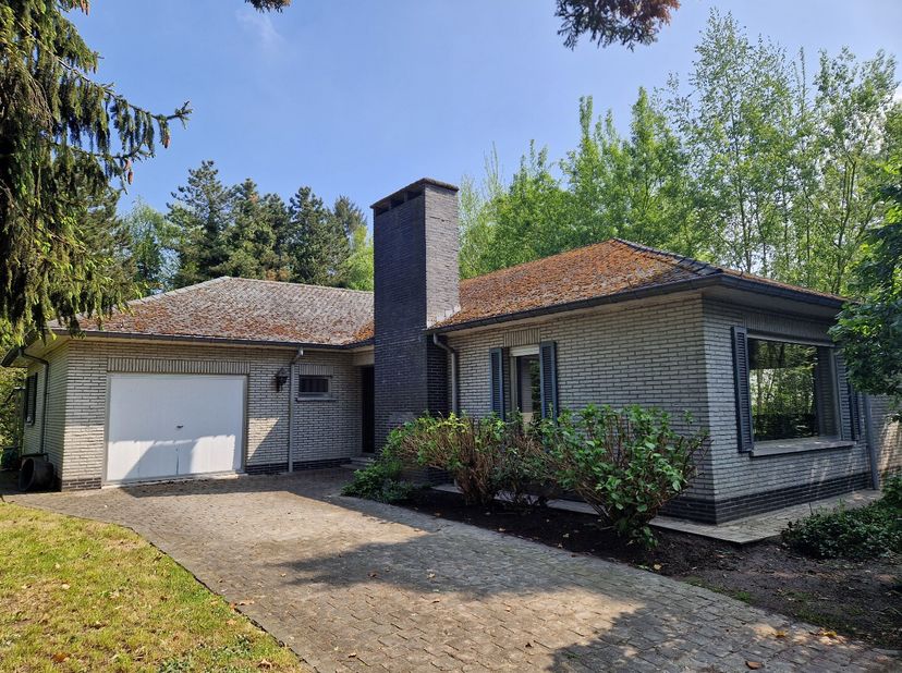 Cette belle villa est située à Hever - Schiplaken, dans un quartier résidentiel calme avec de bonnes connexions avec le centre du village avec toutes