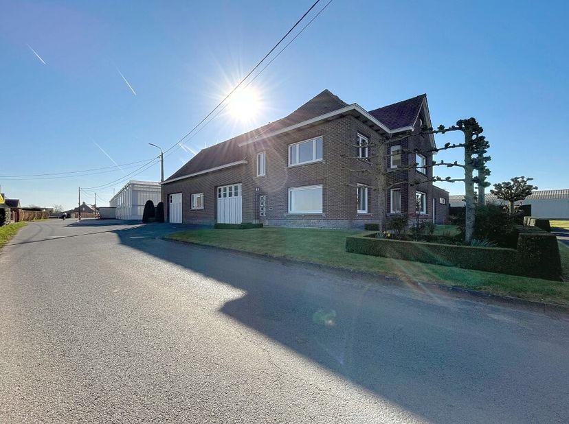 Deze landelijk gelegen woning omvat een inkom, grote leefruimte, ingerichte keuken, kelder, toilet, badkamer (met lavabomeubel en inloopdouche), 2 rui