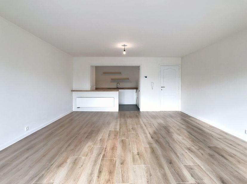 Le moyen le plus rapide pour visiter cet appartement? Demandez votre visite via le bouton rouge de notre site Web (www.dewaele.com) et vous serez cont