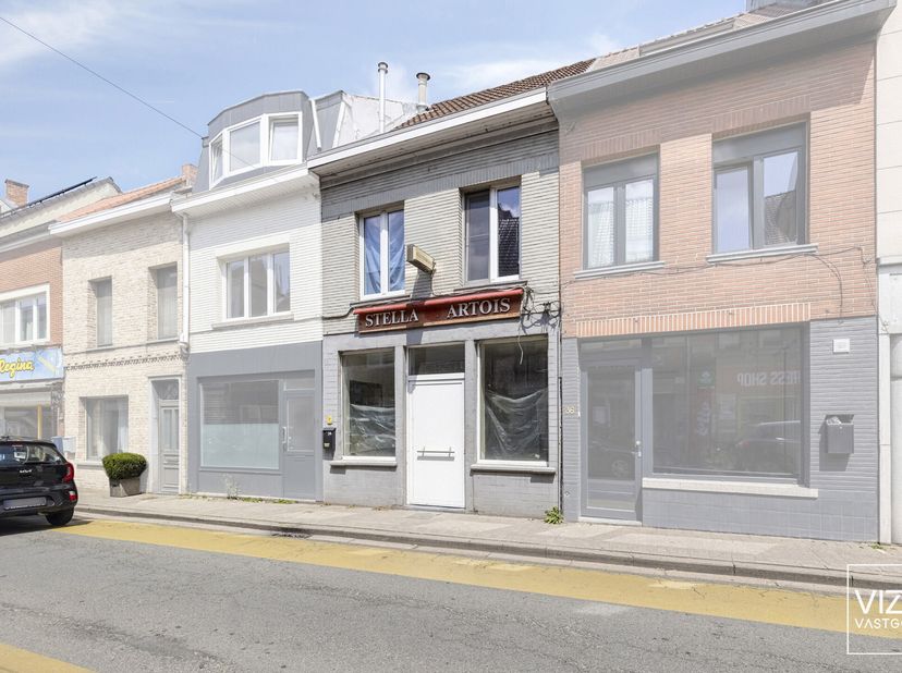 Sur un terrain de 8a 50ca, cette maison à finir d&#039;aménager, partiellement rénovée, offre un fort potentiel. Au rez-de-chaussée, on trouve un espace po