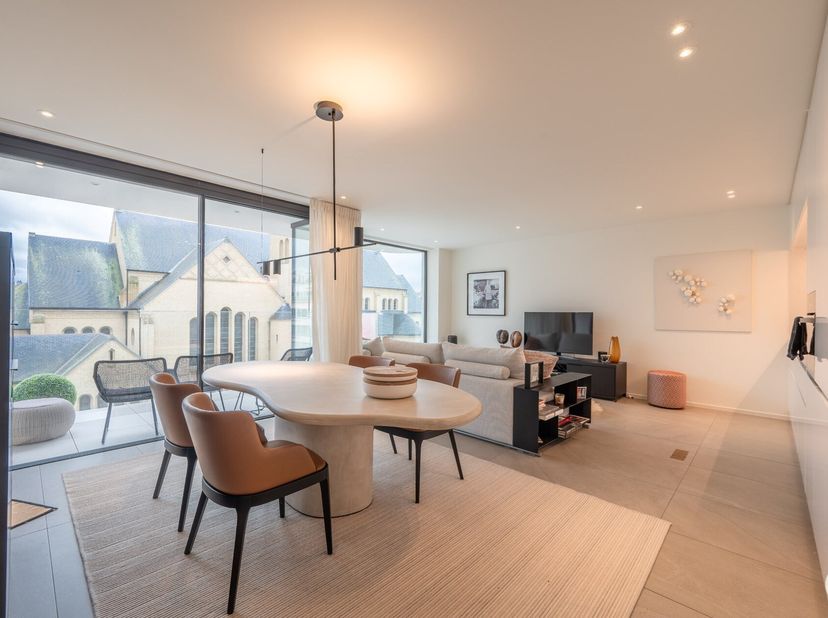 Entièrement fini dans les moindres détails, appartement récent avec une terrasse agréable, situé dans un emplacement de choix sur l&#039;avenue Dumortier.&lt;