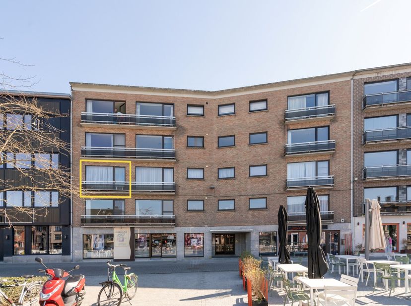 Dit kleinschalig appartement (bouwjaar 1979) vormt de perfecte thuis voor mensen die de nabijheid van centrumfuncties weten te appreciëren. Winkels, s