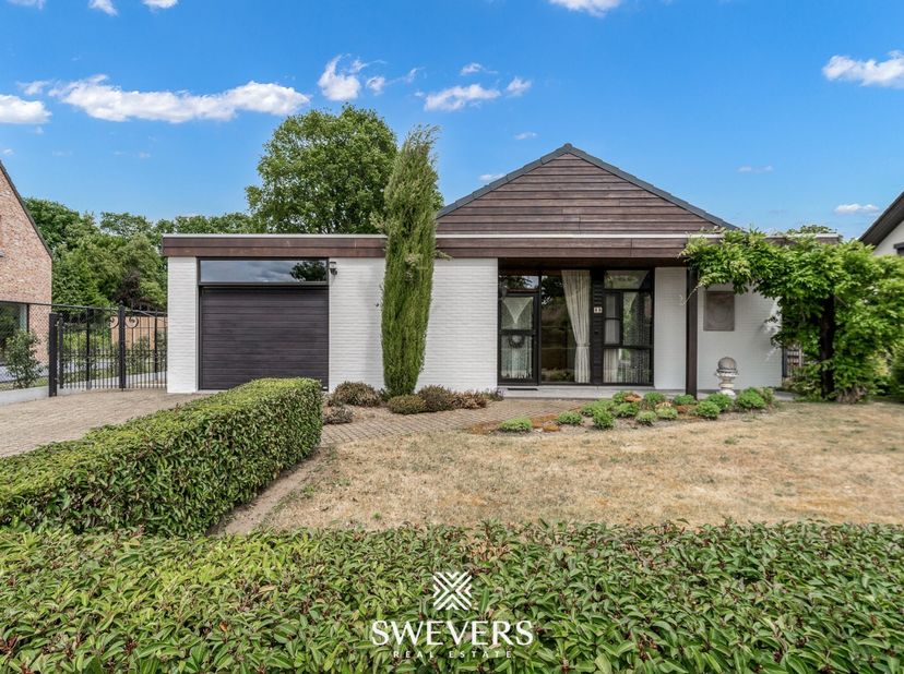 Deze vrijstaande woning aan De Slogen 88 in Heusden-Zolder biedt 183 m² bewoonbare oppervlakte op een royaal perceel van 1.677 m². De woning beschikt