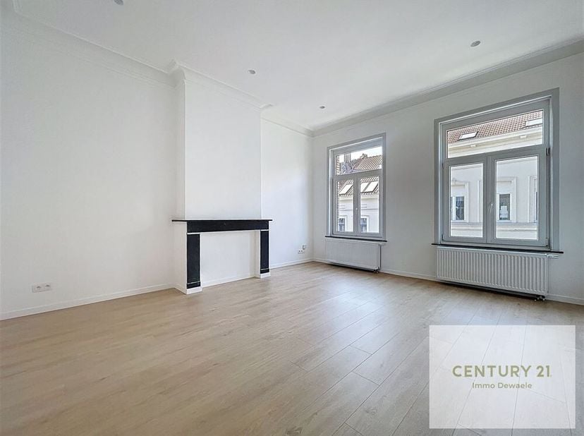 In een klein, rustig gebouw met 3 appartementen, mooi appartement volledig gerenoveerd en bestaande uit: woonkamer met parketvloer, volledig ingericht