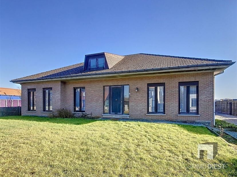 Welkom in deze praktische woning gelegen in Vorst (Laakdal). Met een bewoonbare oppervlakte van 196m² biedt deze eigendom alle ruimte en comfort voor