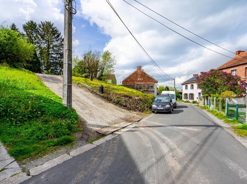 Située dans un cadre verdoyant dans une rue à sens unique, We Invest Centre Hainaut vous présente ce terrain parfait pour la construction d&#039;une maison