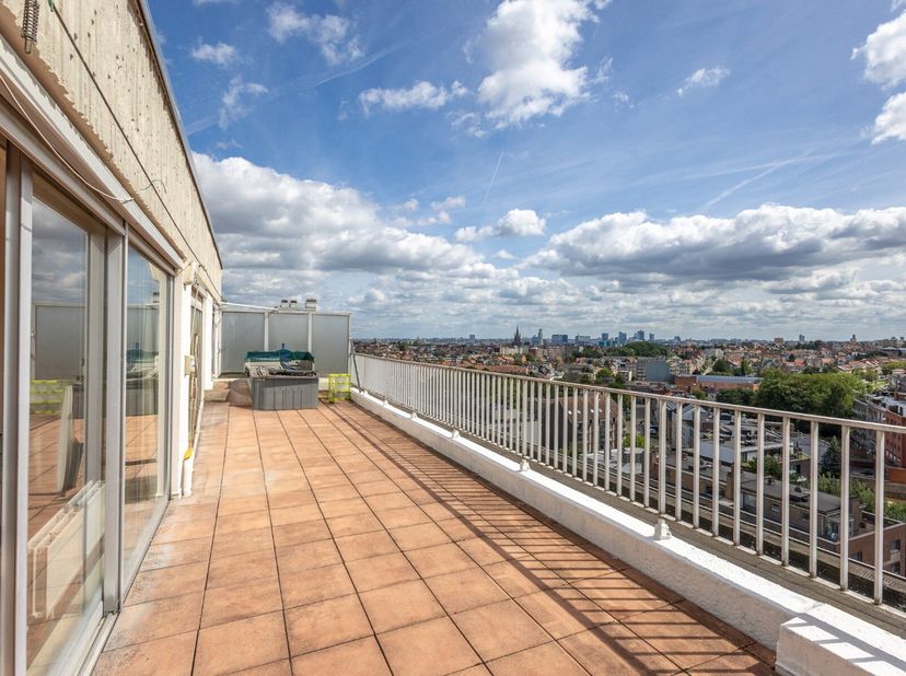 Penthouse avec 2 terrasses, 3 chambres et un box de garage.&lt;br /&gt;
Situé au treizième étage, avec ascenseur.&lt;br /&gt;
Ce penthouse se compose d&#039;un hall d&#039;