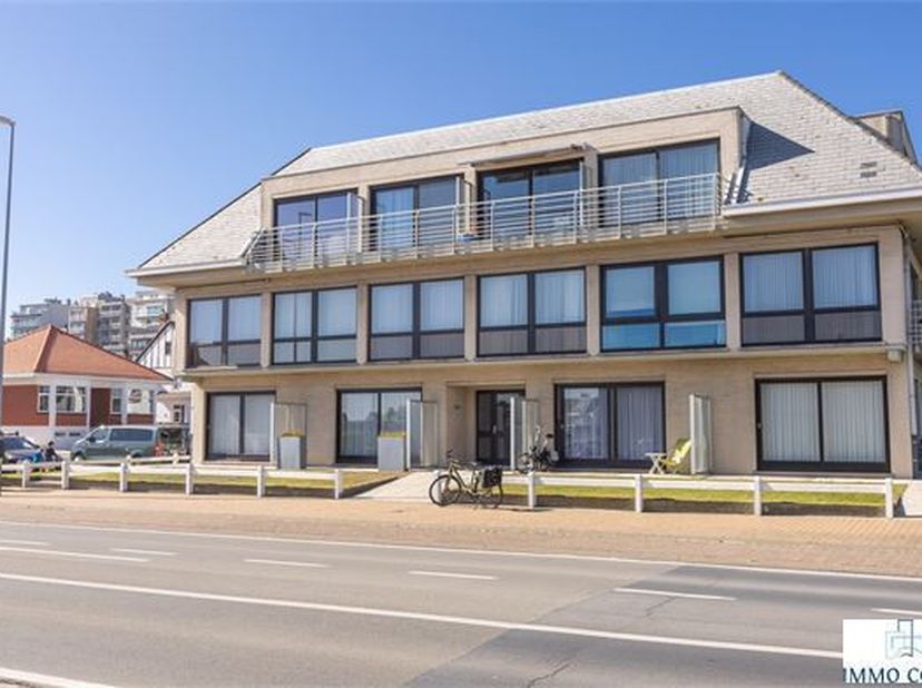 Zongerichte studio met terras. De residentie &quot;Golf&quot; is gebouwd in villabouw stijl en werd steeds goed onderhouden (vorig jaar werden het raam en de te