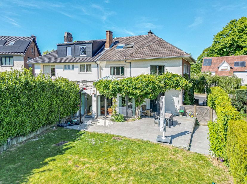 cette superbe maison 3 façades en excellent état, idéalement située à distance à pied du centre de Rixensart, des &quot;Papeteries de Genval&quot; et de toutes