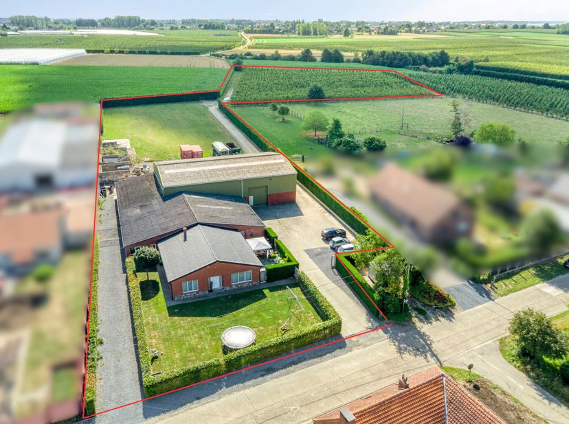 Bénéficiant d&#039;un emplacement privilégié dans la campagne de Herk-de-Stad, le long de la Rummenweg 178, nous trouvons cette propriété unique: une maiso